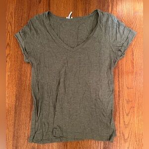 Splendid dark green v neck t shirt